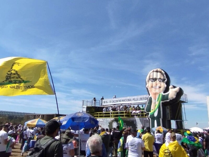 Manifestação pró-armas em Brasília tem trio elétrico e boneco inflável do presidente Jair Bolsonaro