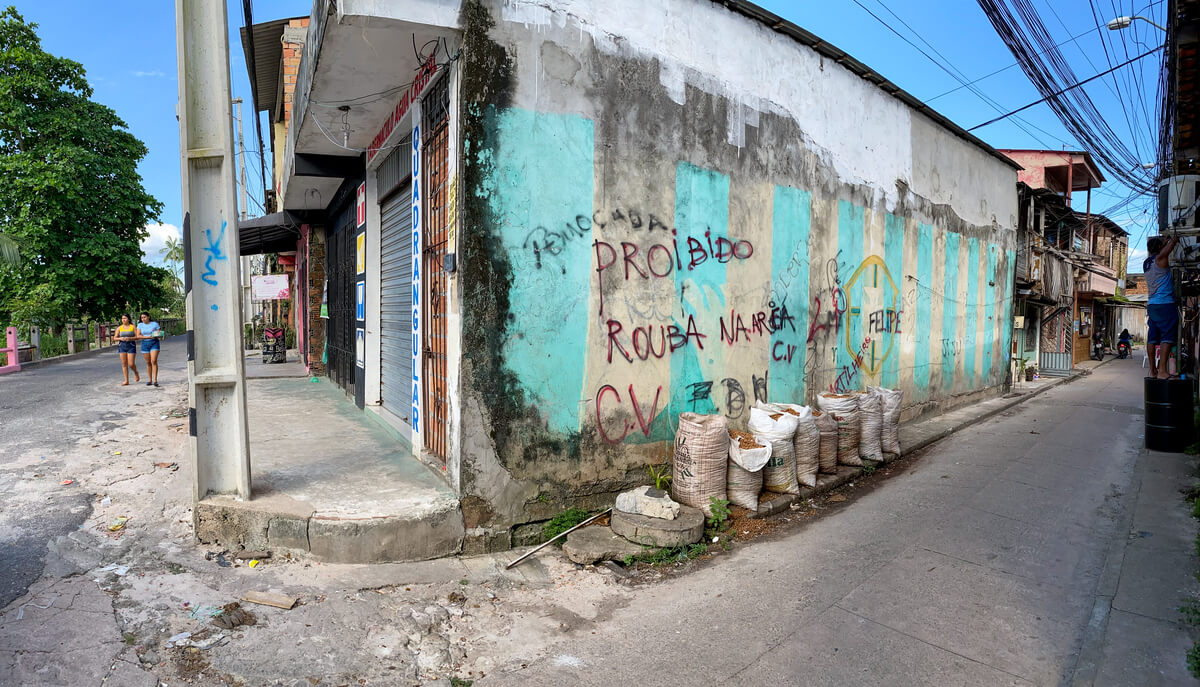 Pixação da facção Comando Vermelho em comunidade no Pará.