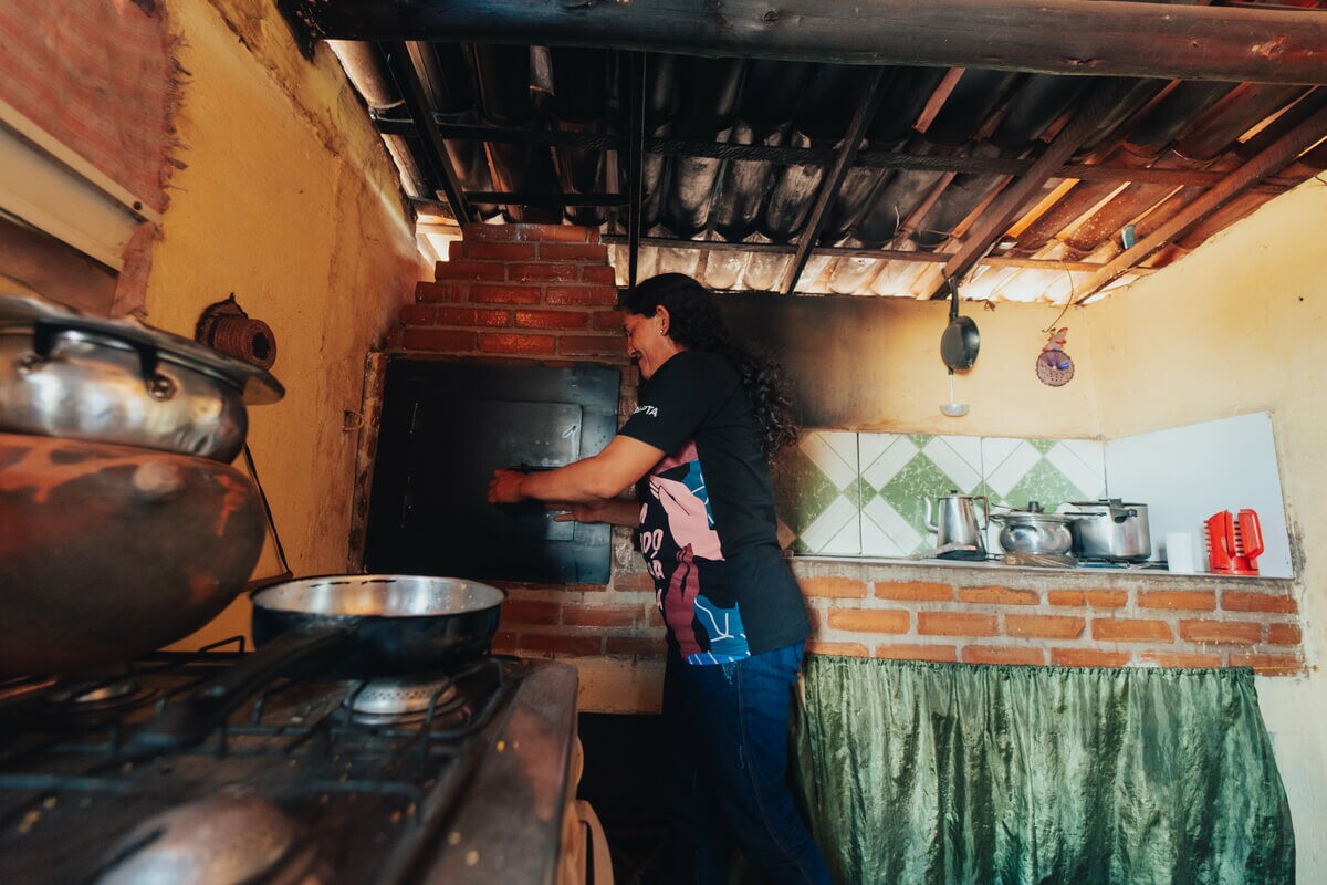 Maria Helena em sua cozinha