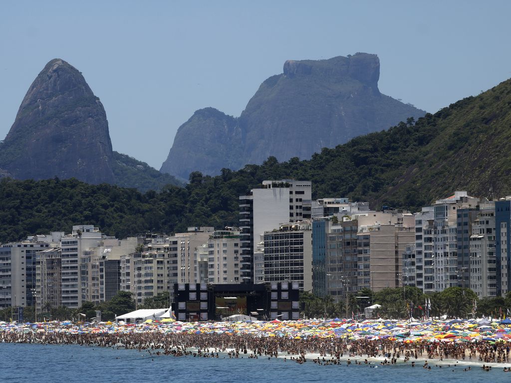 Cariocas e turistas na praia de Copacabana, Rio de Janeiro