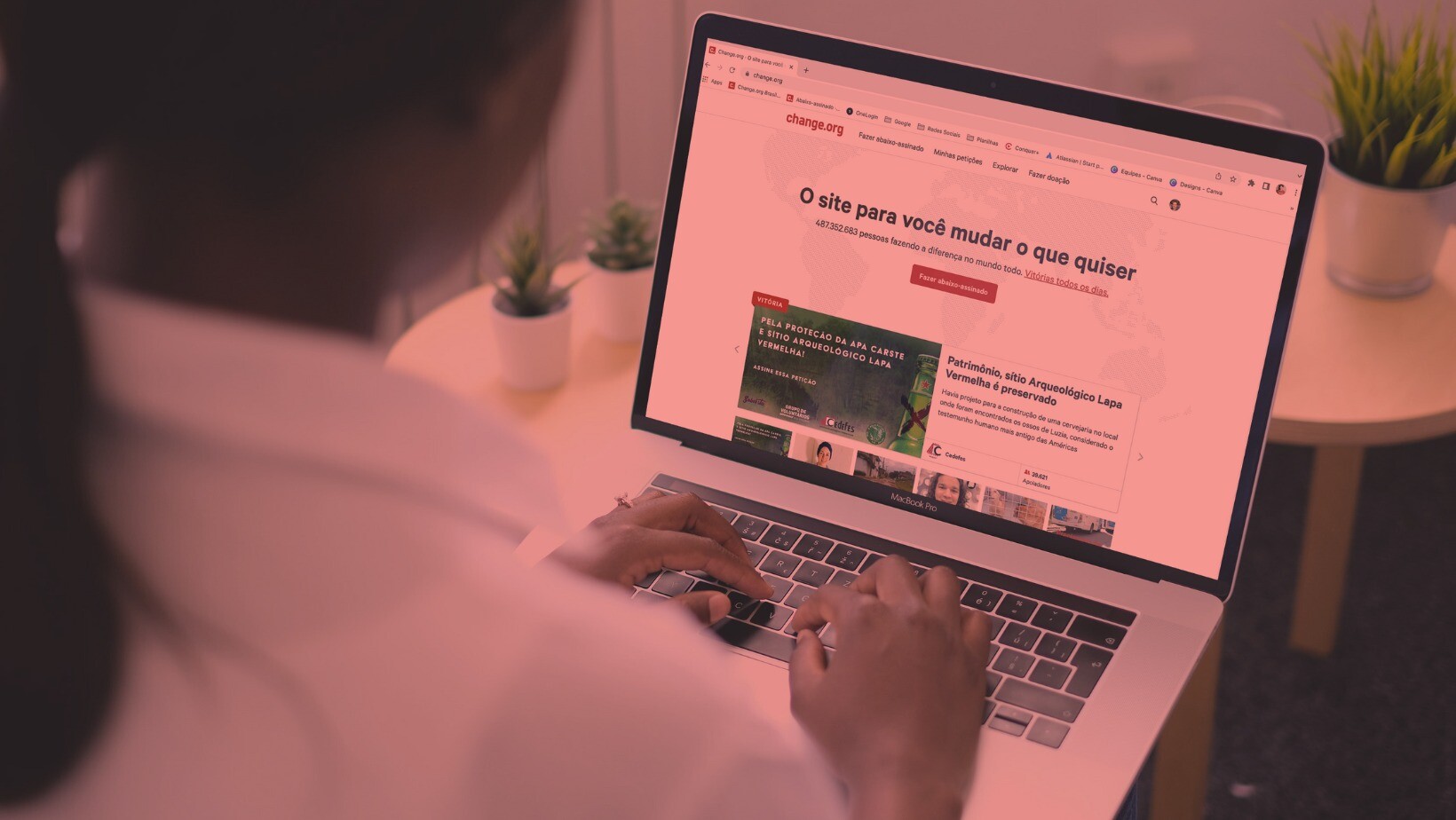 Na imagem, pessoa mexe no site ''change.org''