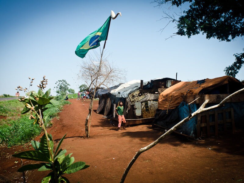 Acampamento guarani-kaiowá à beira de estrada (Dourados, Mato Grosso do Sul)