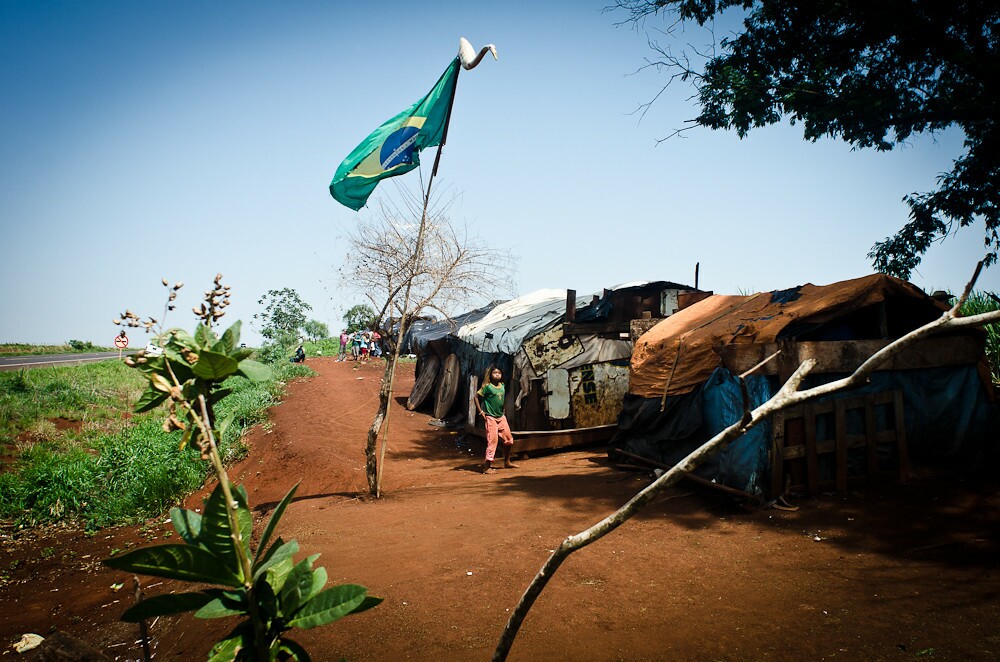 Acampamento guarani-kaiowá à beira de estrada (Dourados, Mato Grosso do Sul)