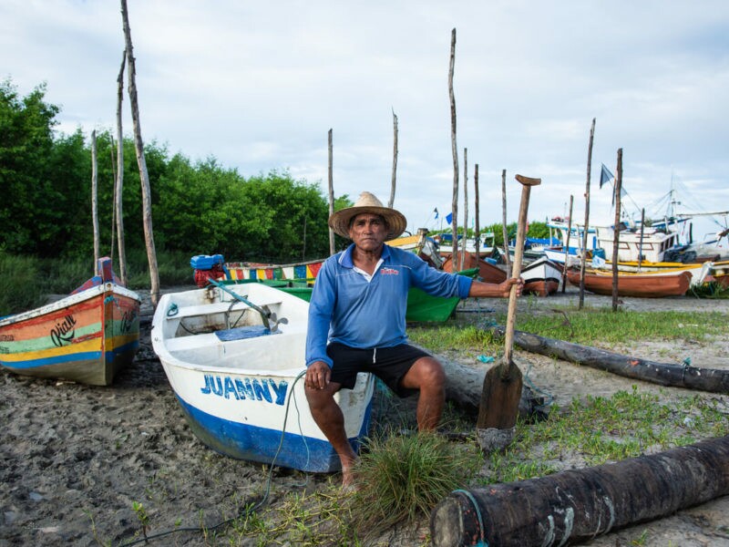 Pescador sentado em um barco em terra firme