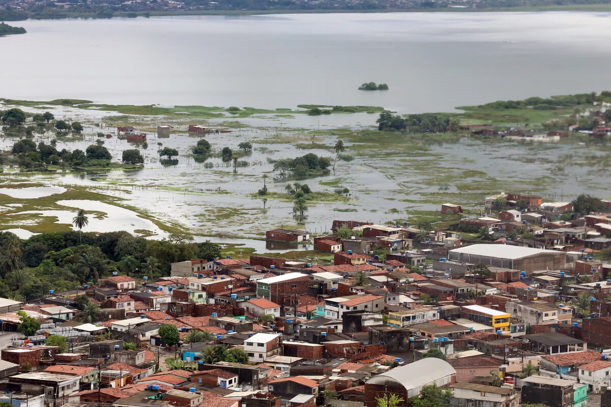 Imagem aérea de Recife alagada após chuvas fortes na região