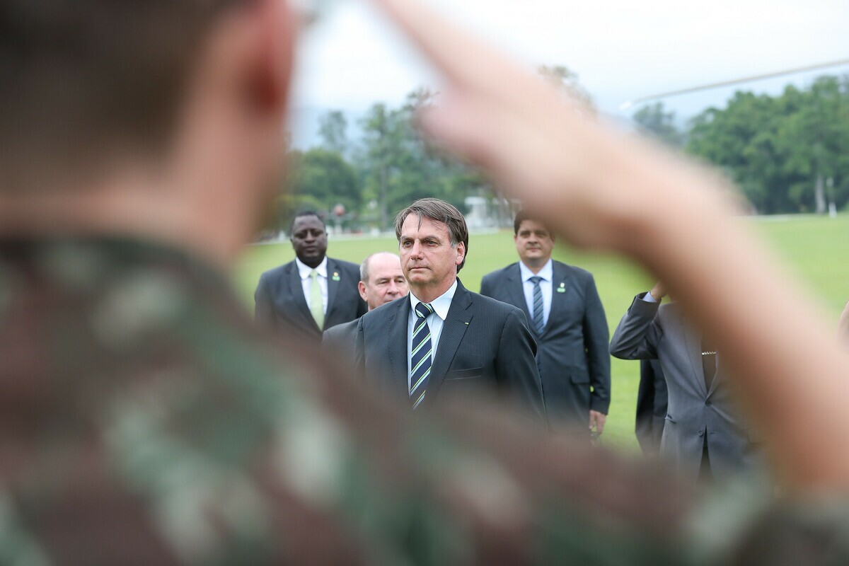 Presidente da República, Jair Bolsonaro recebendo Honras Militares ao desembarcar na Academia Militar das Agulhas Negras (AMAN)