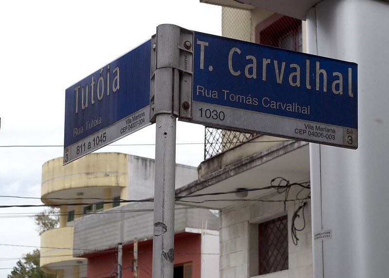 Placa de rua na esquina das ruas Tutoia e Tomás Carvalhal, que davam acesso ao DOI-Codi