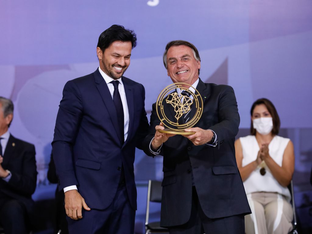 Presidente da República, Jair Bolsonaro, recebe do Ministro das Comunicações, Fábio Faria o Prêmio Marechal Rondon de Comunicações