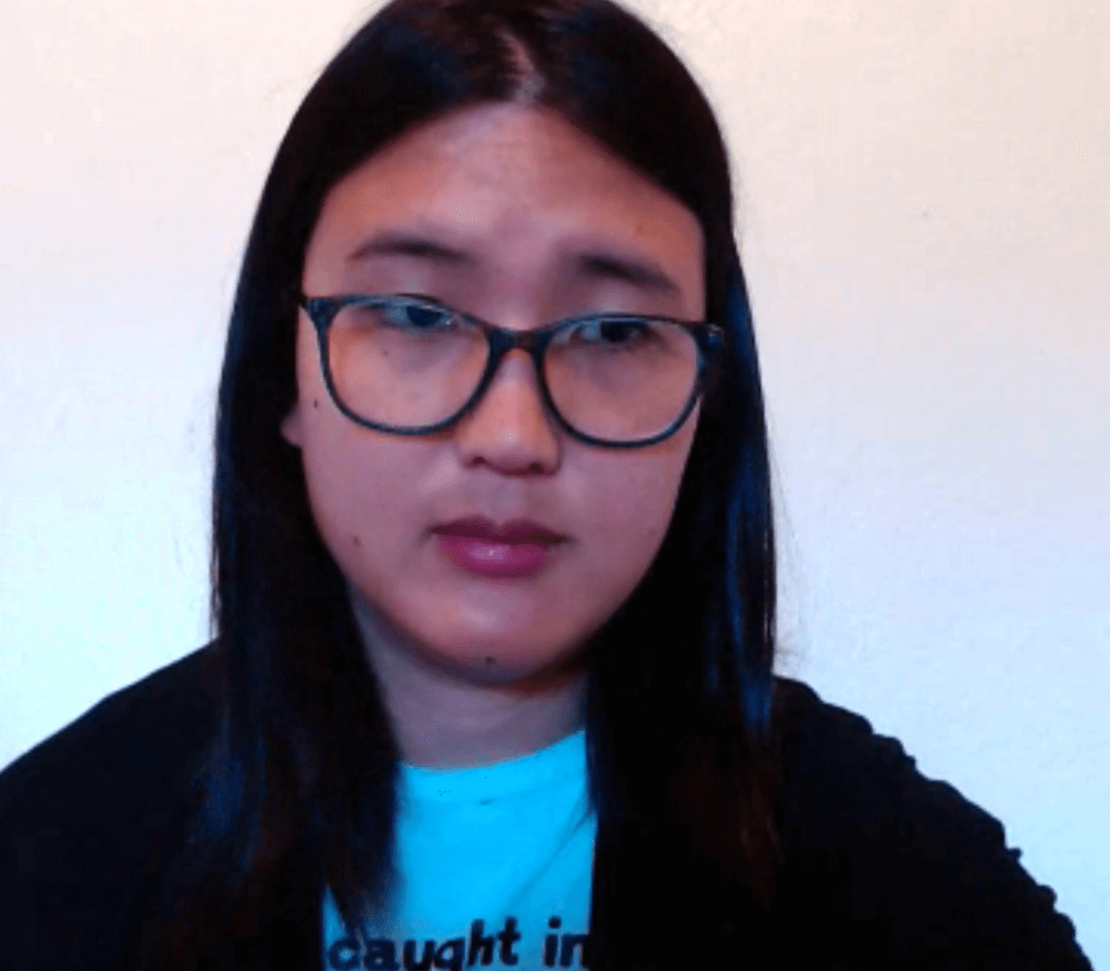 Sophie Zhang, ex analista de dados do Facebook é uma mulher asiática com cabelos e olhos escuros.