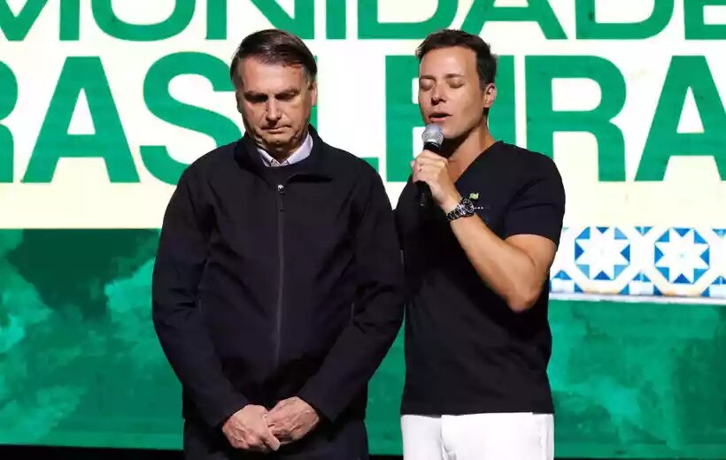 Na imagem, Jair Bolsonaro aparece ao lado do pastor evangélico André Valadão.