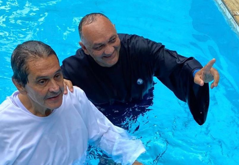 A imagem mostra o ex-deputado federal bolsonarista Roberto Jefferson em seu batismo na igreja evangélica Assembleia de Deus