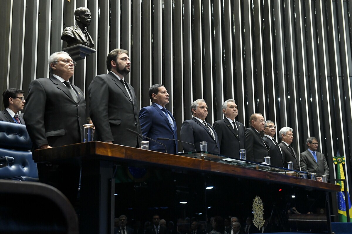 Parlamentares e convidados, entre eles o vice-presidente Hamilton Mourão, acompanham execução do Hino Nacional Brasileiro no dia do maçon.