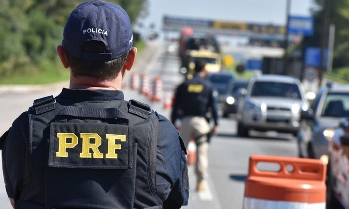 Agentes da polícia rodoviária federal durante operação em rodovia.