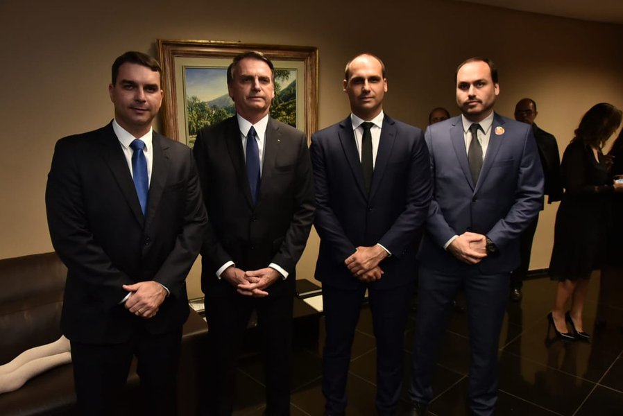 Capa_Parentes de assessores pessoais de Bolsonaro ganharam cargos no governo