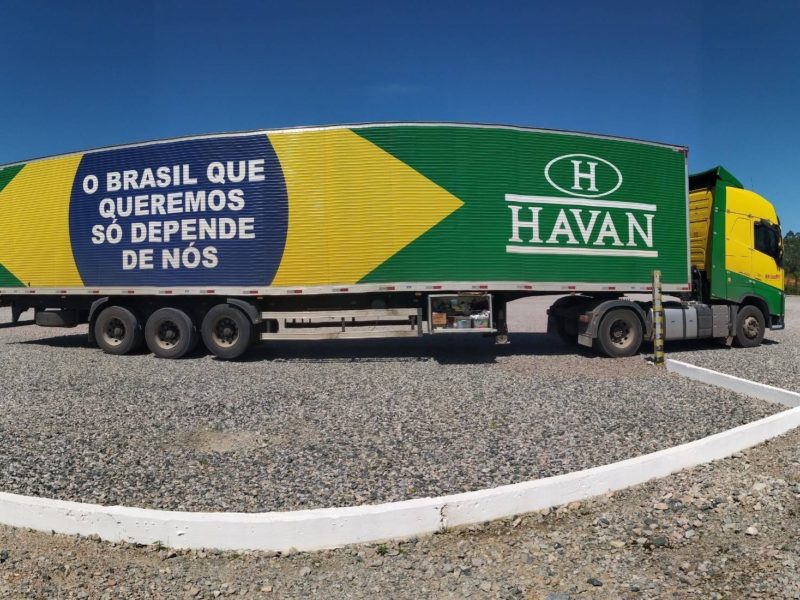 Caminhão da Havan, loja de Luciano Hang