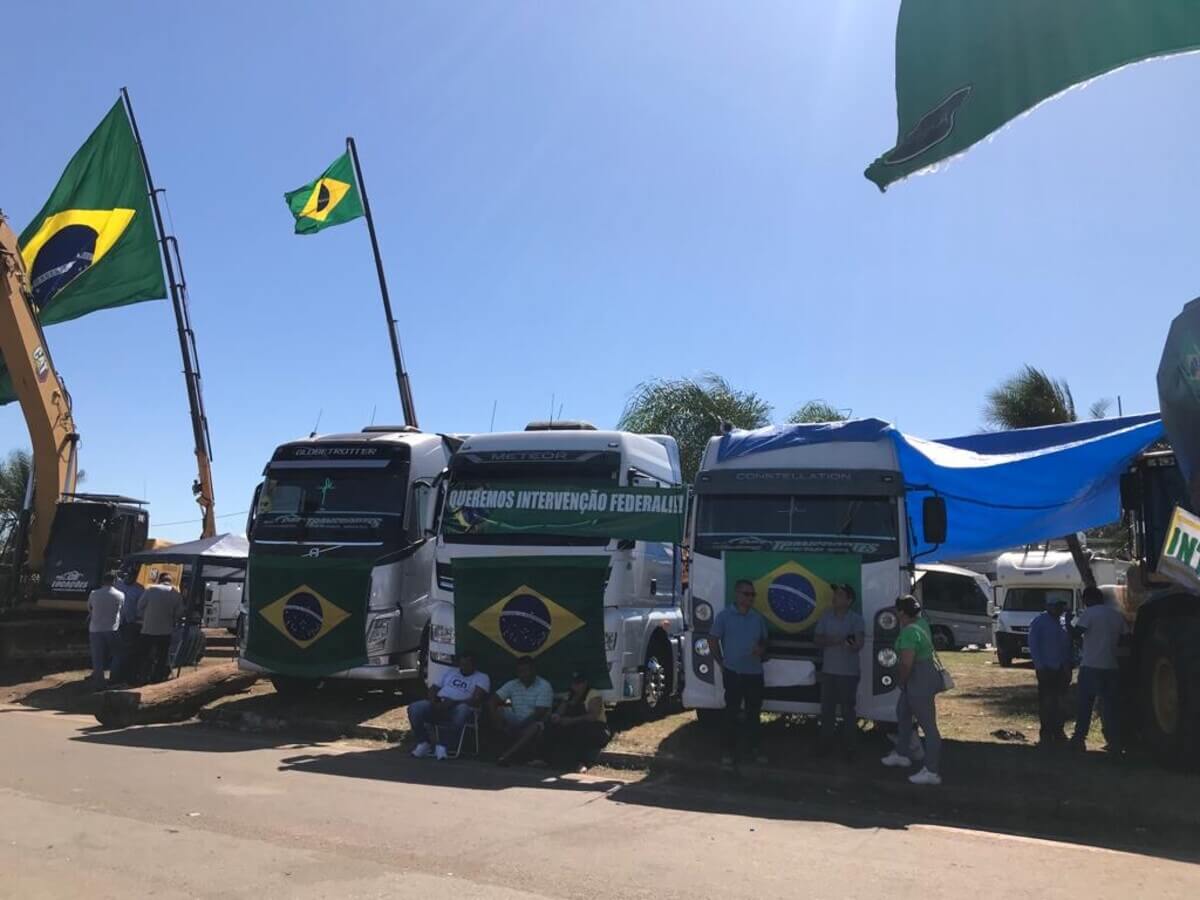 Caminhões de bolsonaristas em atos golpistas.