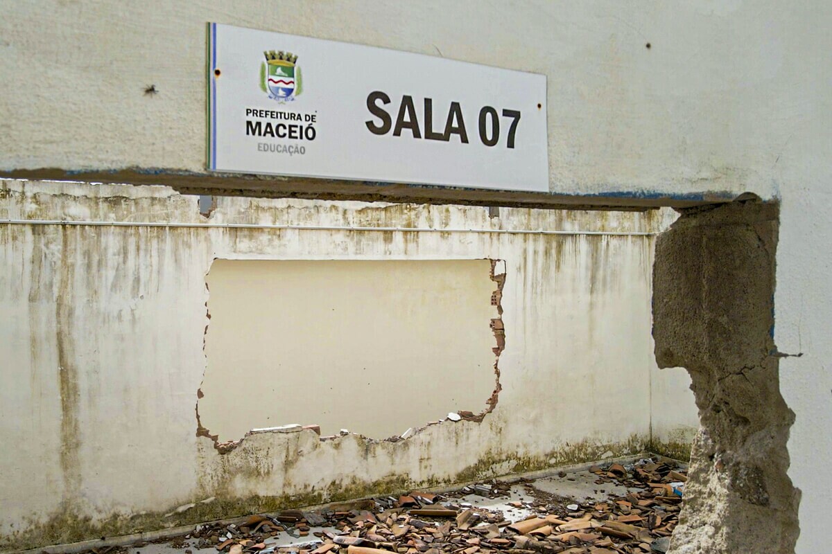 Uma das salas da Escola Municipal Radialista Edécio Lopes que foi desativada devido ao afundamento do solo fruto da mineração da Braskem na região