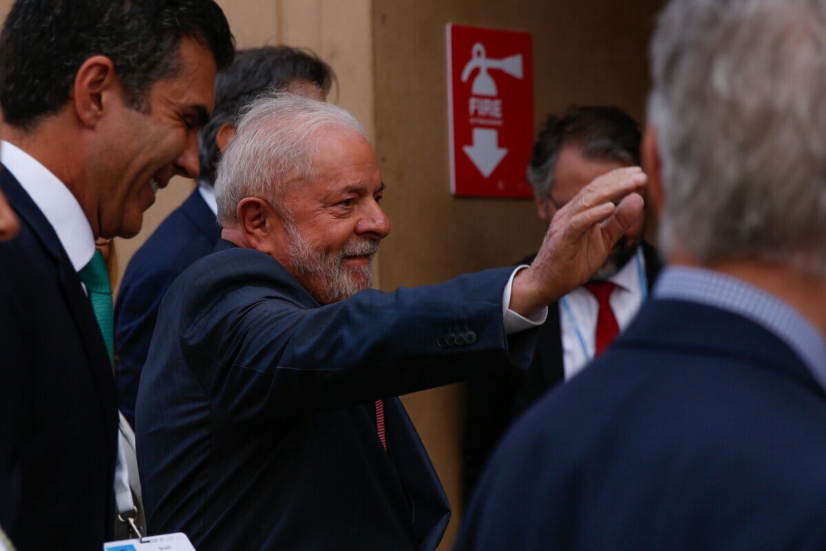 O Presidente eleito Lula acena na COP27