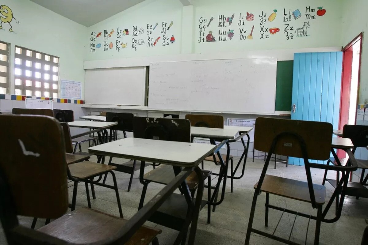 A imagem mostra uma sala de aula vazia