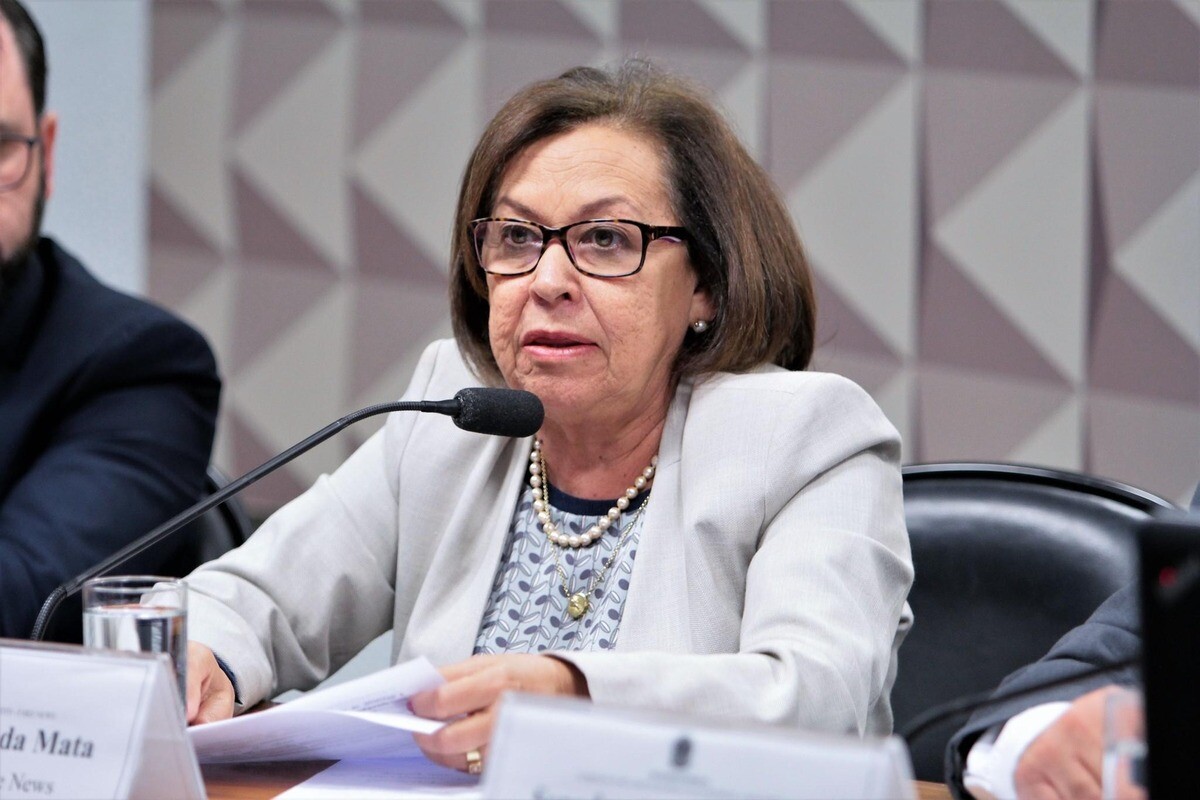 Deputada Lídice da Mata (PSB-BA), liderança do grupo de trabalho de mulheres do GT de transição, é uma mulher branca com cabelos castanhos, na imagem ela usa óculos e veste um casaco cinza.