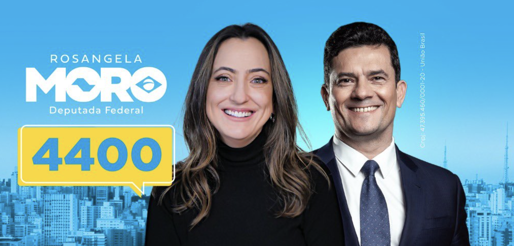 Flyer de campanha de Rosângela Moro. Rosângela é uma mulher branca, com cabelos loiros escuros e olhos claros, ao seu lado está Sergio Moro, um homem branco com cabelos e olhos pretos, ele usa terno azul e gravata roxa.