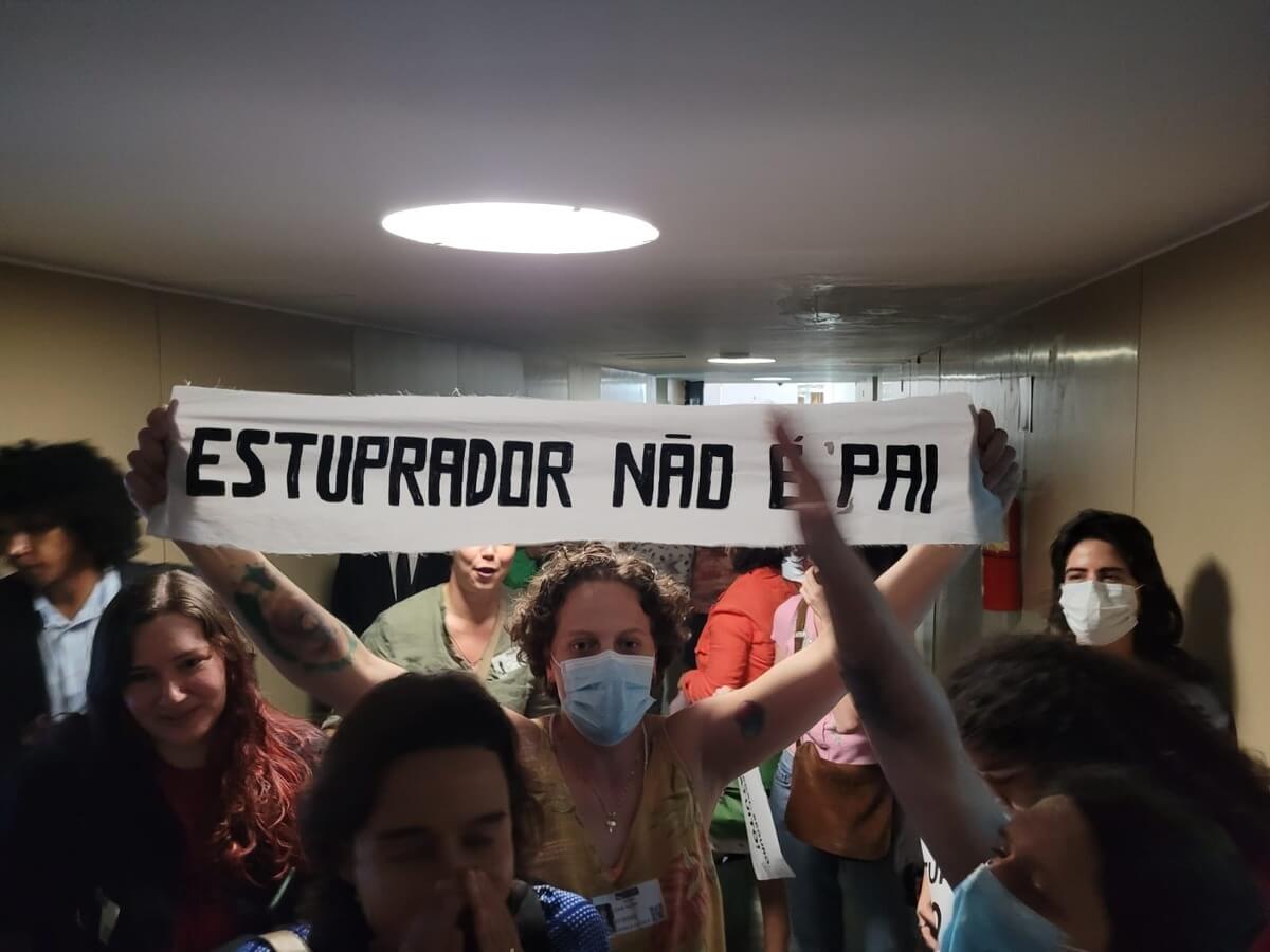 Mulher carrega cartaz de protesto escrito ''Estuprador não é pai'' em ato contra estatuto do nascituro