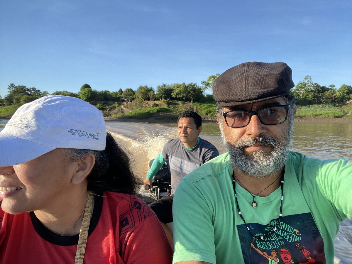 Agabawé e Tanamak descendo o Rio Madeira na voadeira com o piloto Américo Desmoret, indo para as comunidades Papagaio e Conceição de Galera