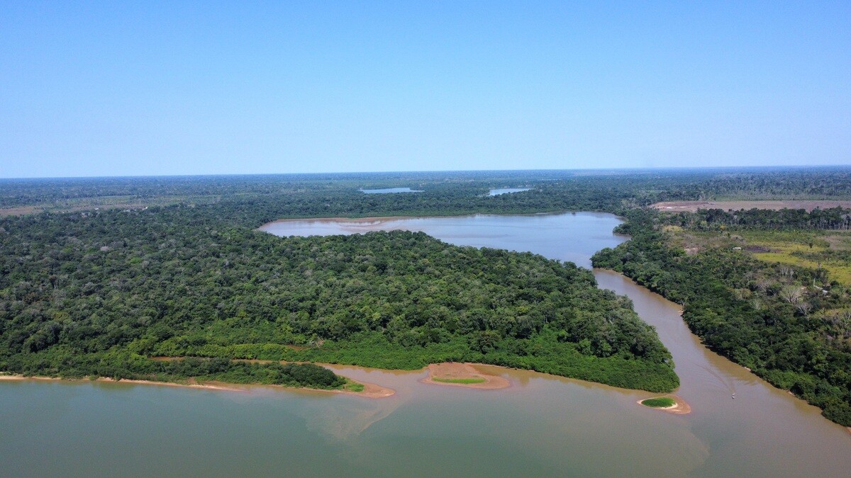 Imagem aérea do lago Jamari, com acesso ao rio Machado