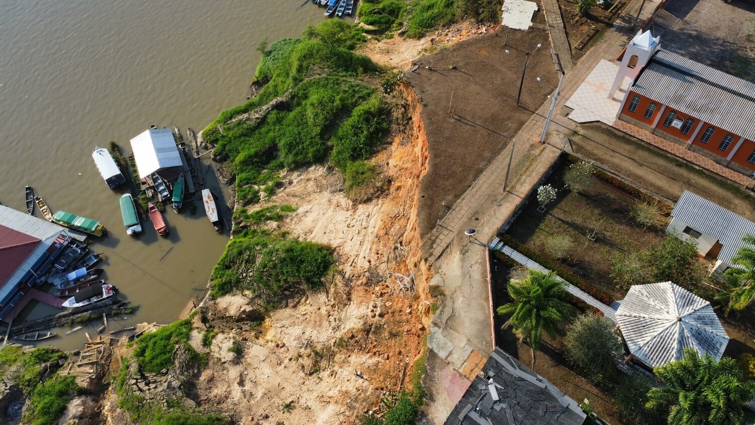 Imagem aérea do desbarrancamento comendo a parte da beira do rio no distrito de Calama, pós construção das hidrelétricas