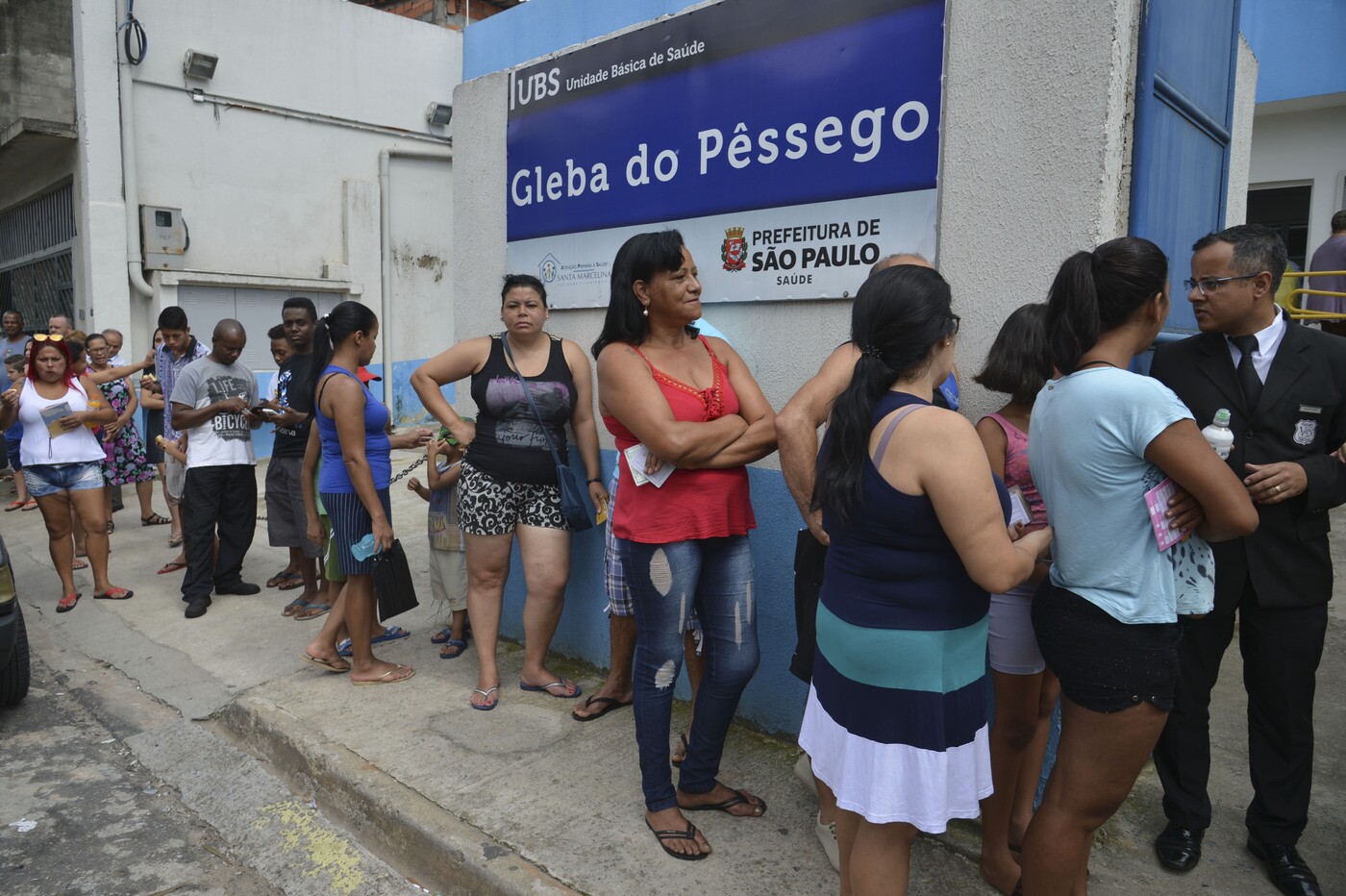 Moradores de Gleba do Pêssego, zona leste de São Paulo, na fila de espera para tomar vacina em Unidade Básica de Saúde