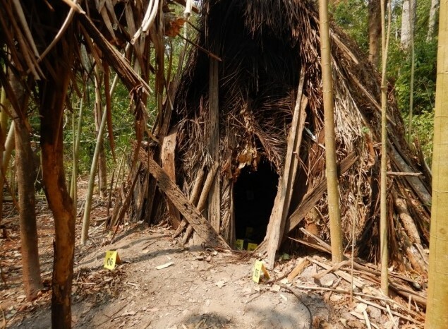 Palhoça onde o índio do buraco vivia. O local é feito com materiais naturais como madeira, palha, etc.