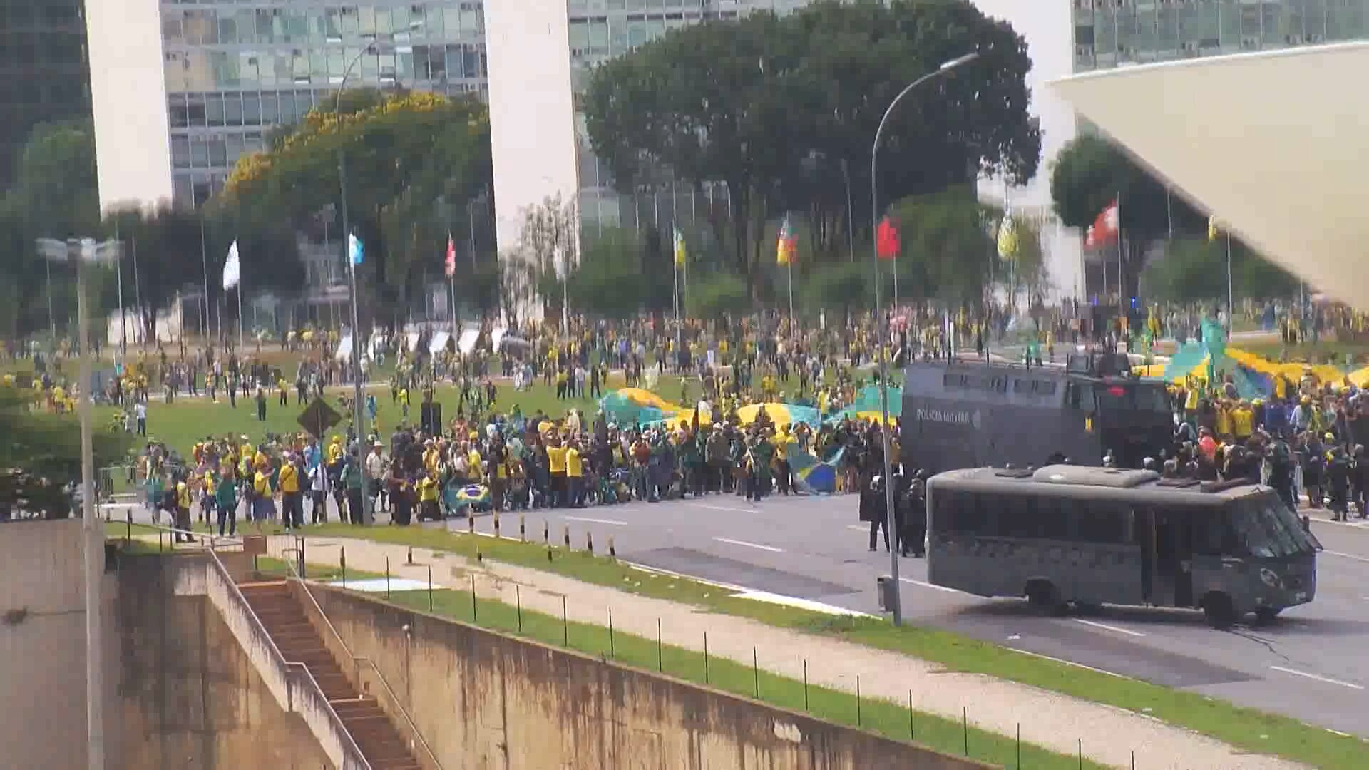 Reprodução de câmera de segurança do STF flagra a invasão de bolsonaristas na sede dos Três Poderes.