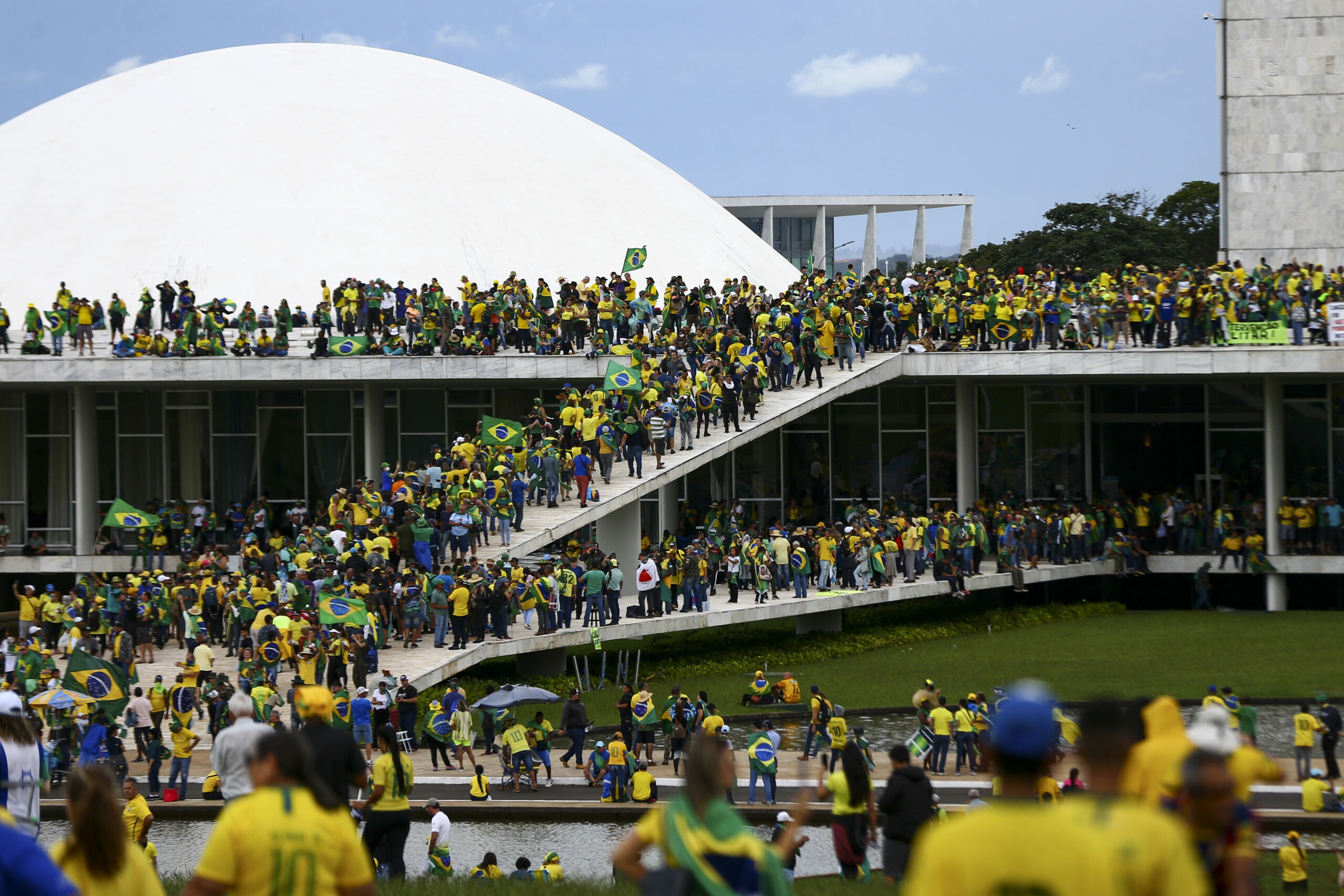 Manifestantes invadem Congresso, STF e Palácio do Planalto