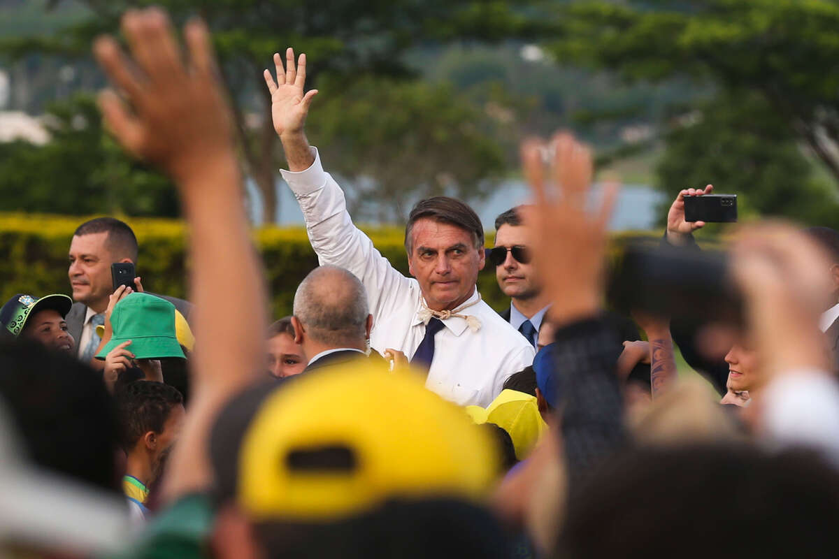 O ex-presidente da República, Jair Messias Bolsonaro, com apoiadores no Palácio da Alvorada