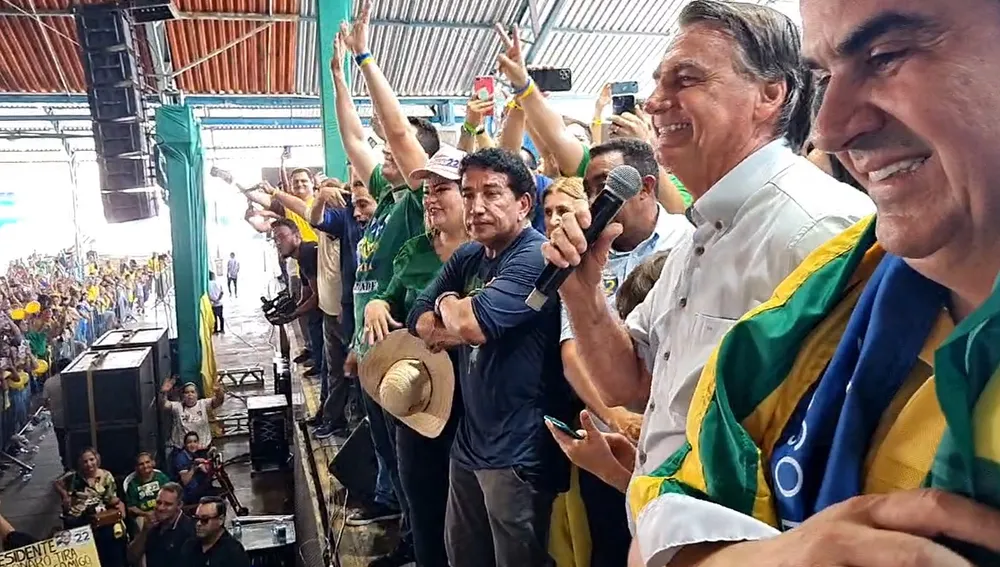 Bolsonaro ao lado de aliados em evento de campanha em Teresina. Na ocasião, o ex presidente custeou os gastos com o cartão corporativo da presidência, fato proibido