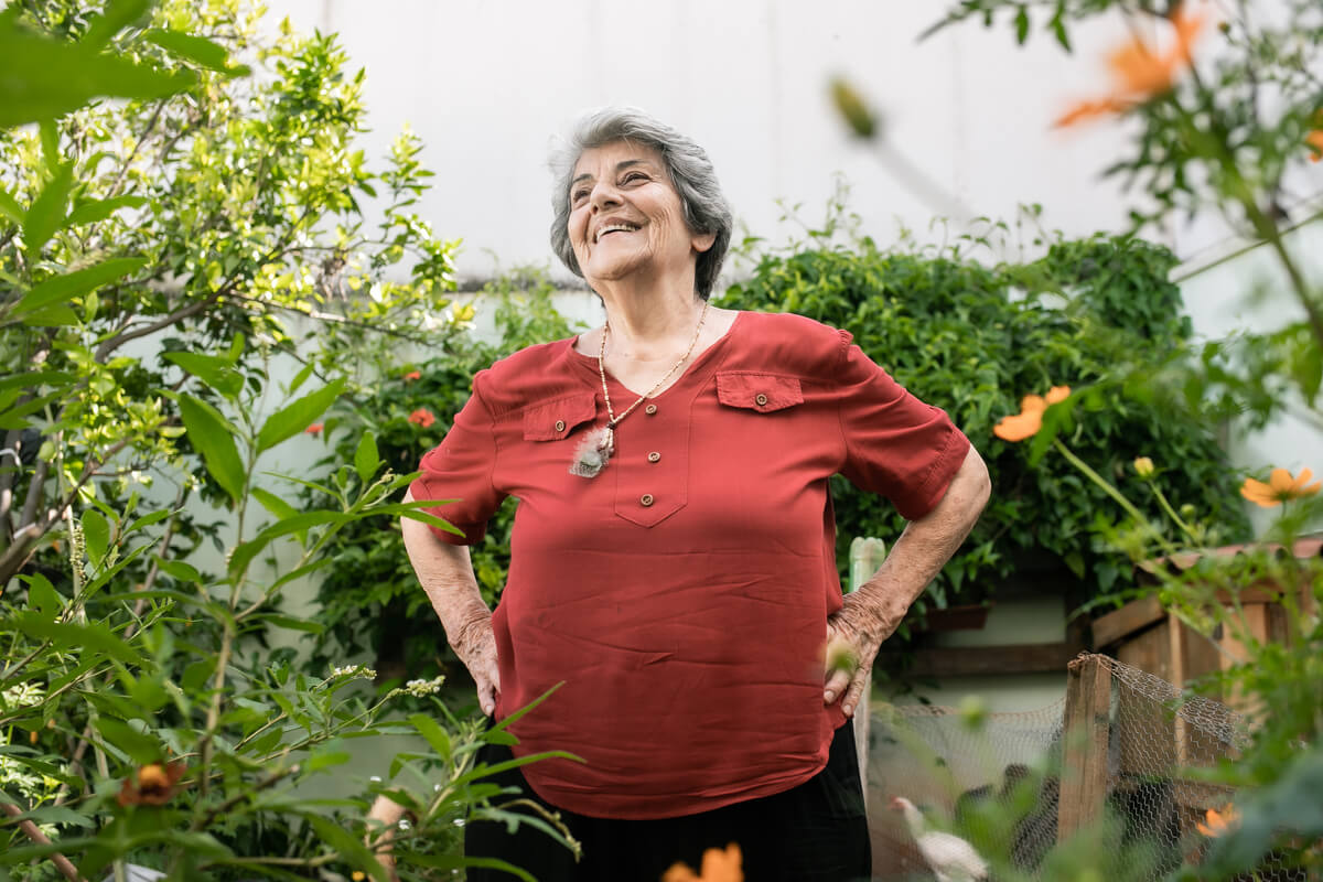 Neide Abati, é a fundadora da União Popular de Mulheres do Campo Limpo. Ela é uma mulher branca, de cabelos grisalhos e na imagem veste uma camisa de mangas curtas coral com uma calça preta.