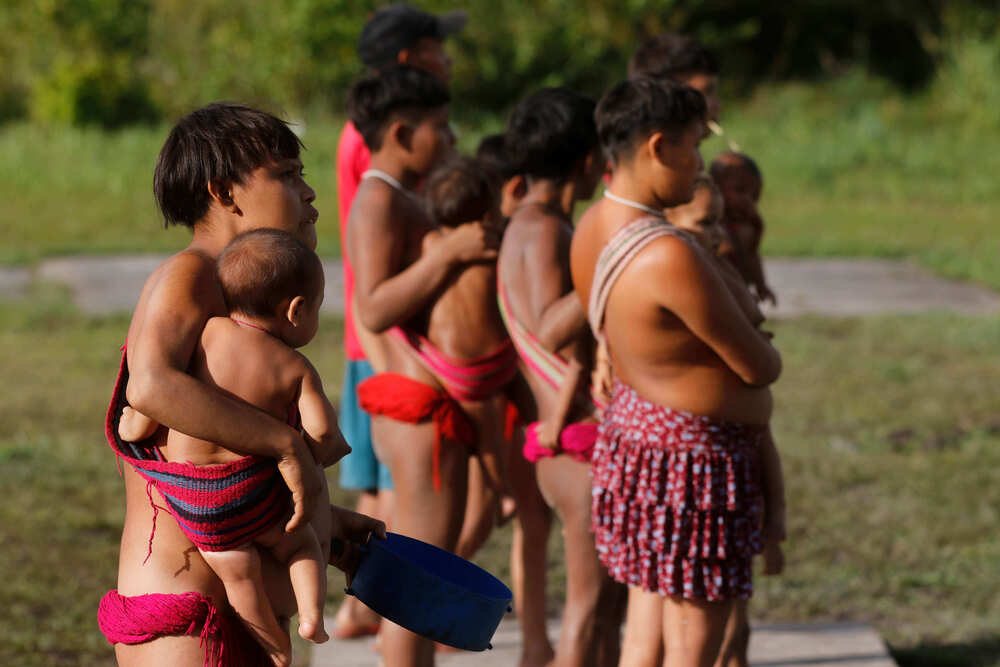A imagem mostra crianças Yanomami.