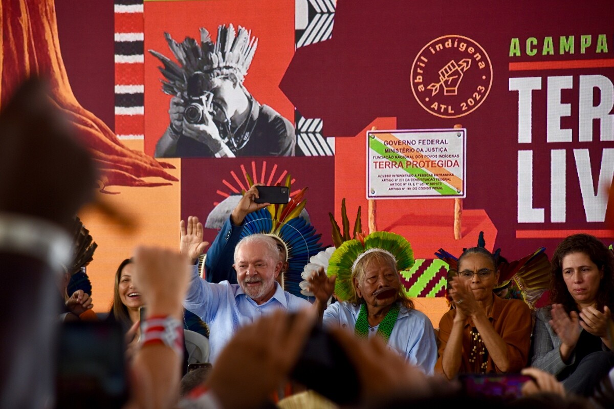 Da esquerda para a direita: Janja, Lula, Cacique Raoni e Marina Silva no Acampamento Terra Livre