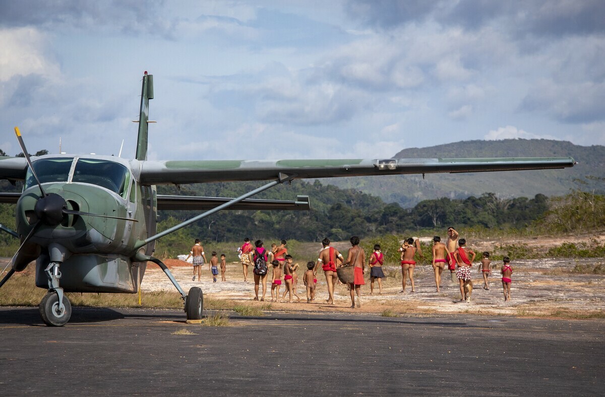 Yanomamis recebem resgate humanitário de aeronave da FAB