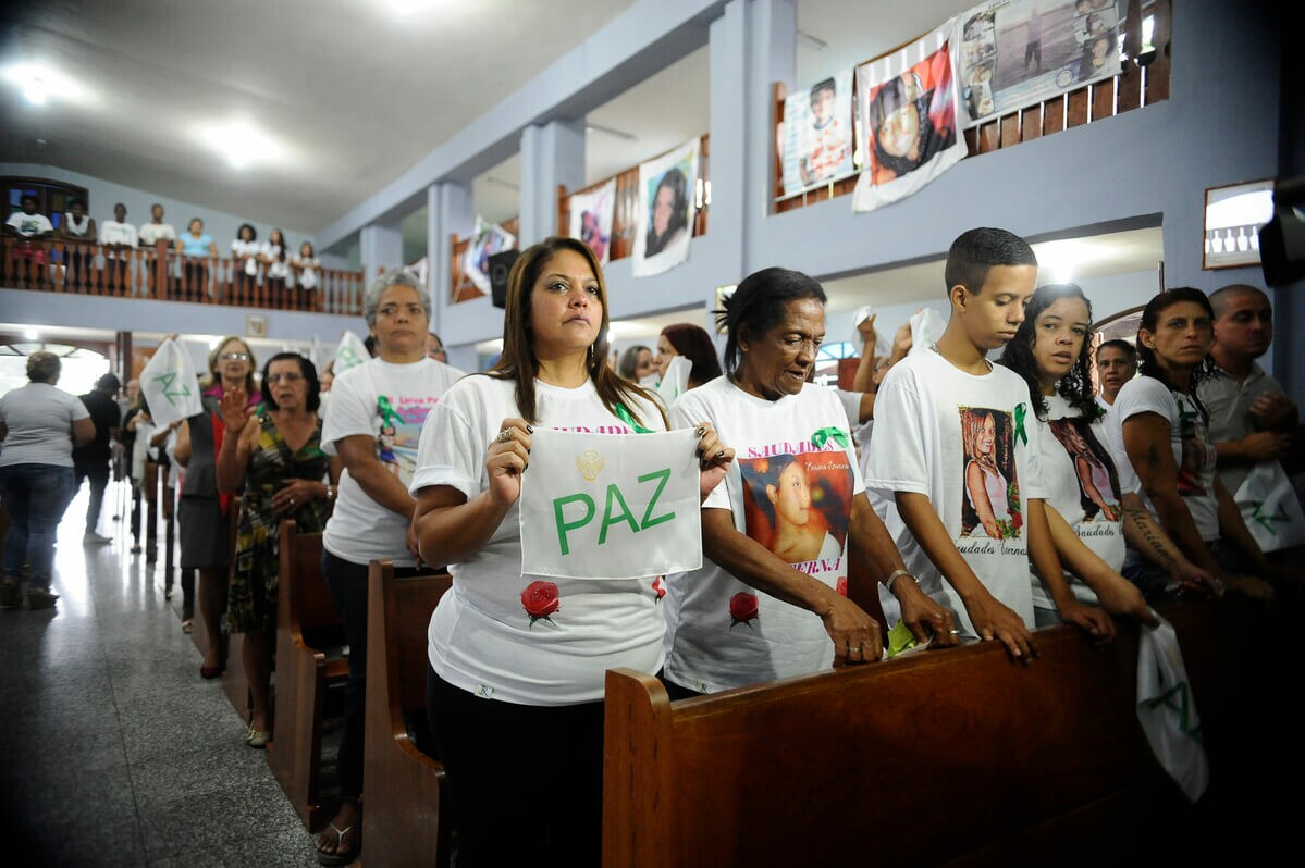 Mãe de vítima do massacre de Realengo pede paz em missa