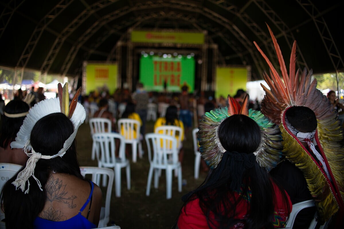 Indígenas com trajes típicos na 18° edição do Acampamento Terra Livre