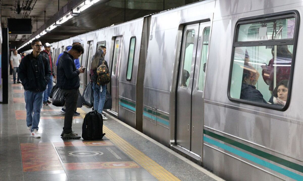 Pessoas esperando para embarcar no metrô em São Paulo