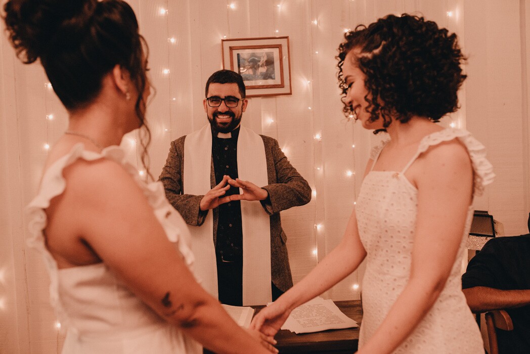 O reverendo e pastor Bob Luiz Botelho celebra o casamento entre duas mulheres.