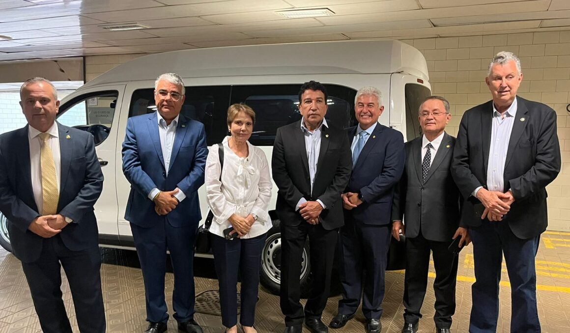 Comitiva de parlamentares bolsonaristas, entre eles Eduardo Girão, Magno Malta, Tereza Cristina e Marcos Pontes vão visitar os golpistas presos na Papuda.