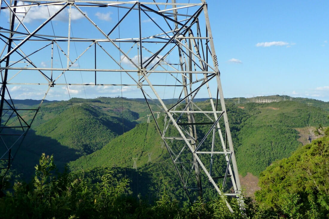 Poste de energia em área mata.