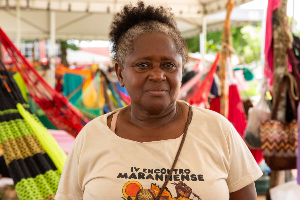 Rosenilde Gregório do Santos Costa é uma mulher negra com cabelos crespos grisalhos, ela usa uma camiseta rosa.