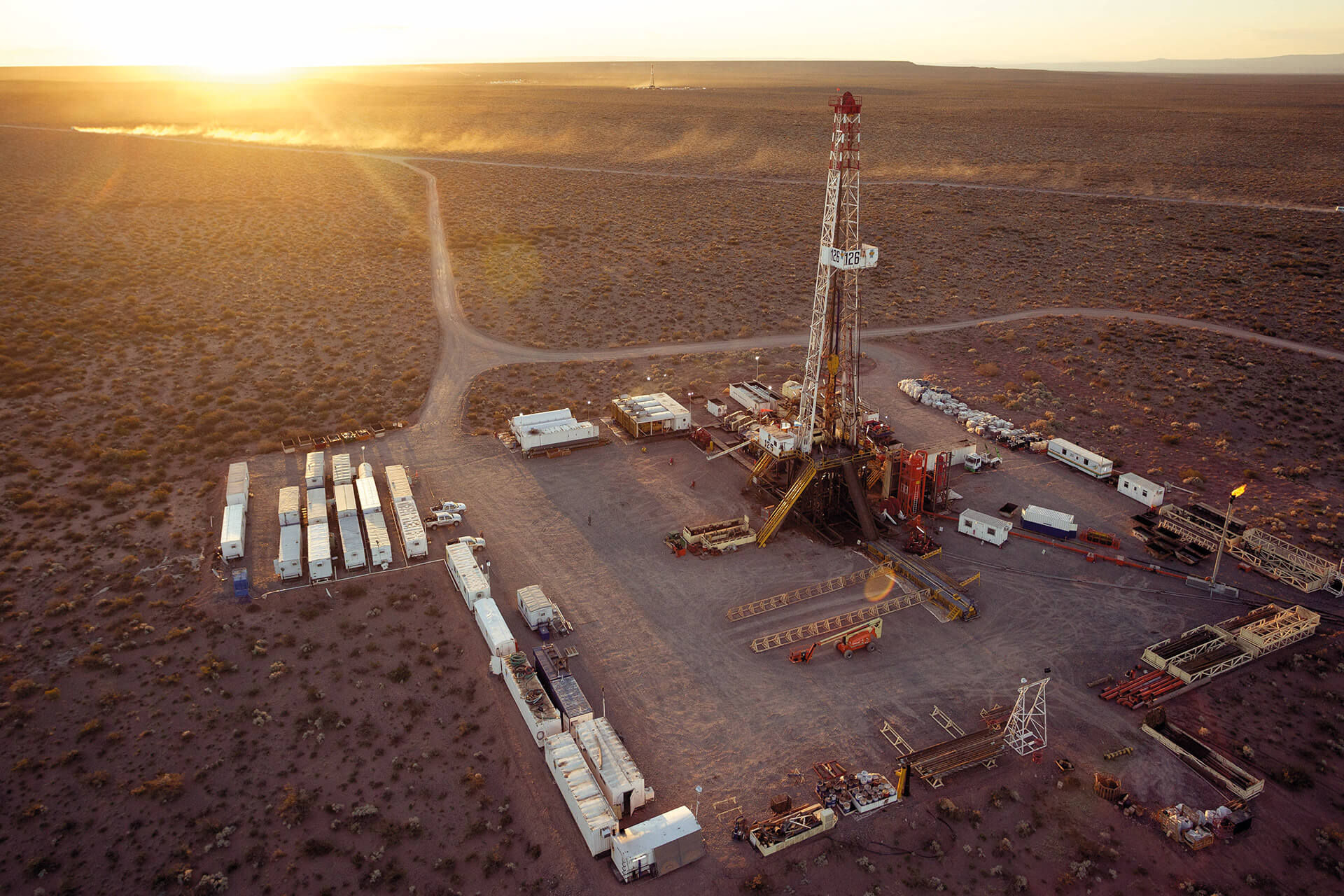 Campo de exploração Vaca Muerta. Neste campo se pratica a extração de combustível líquido, o Fracking.