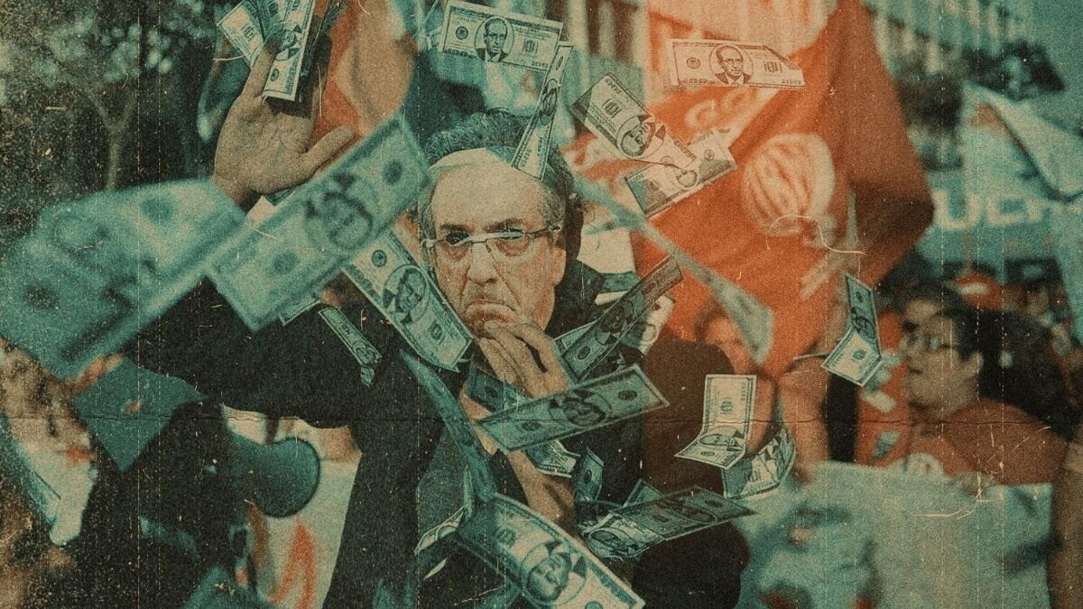 Na imagem, um manifestante usa uma máscara do ex-deputado federal Eduardo Cunha enquanto notas de dinheiro com o rosto do deputado caem