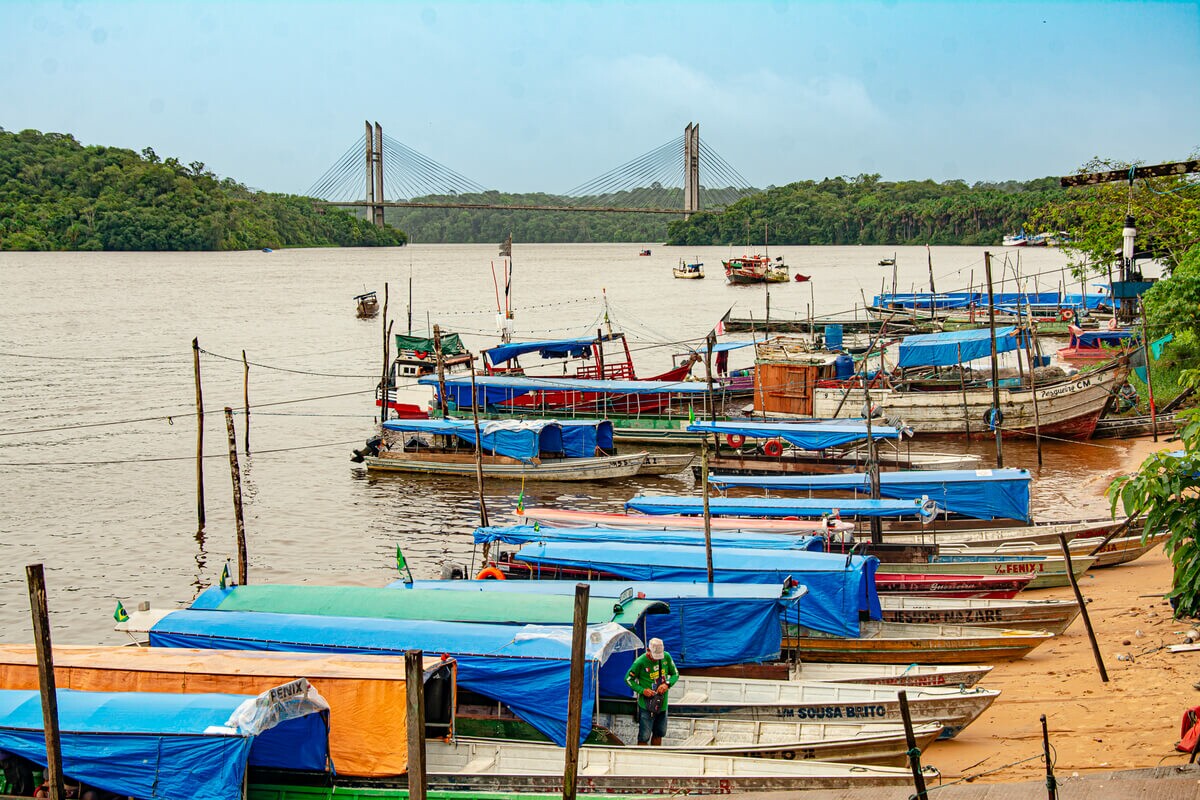 Na imagem os barcos de pescadores e a foz do rio Amazonas