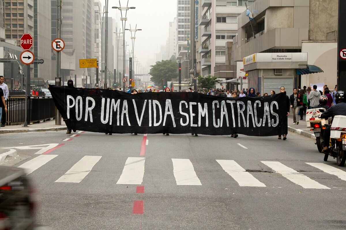 Manifestantes carregam faixa pedindo por tarifa zero na Av Paulista em São Paulo